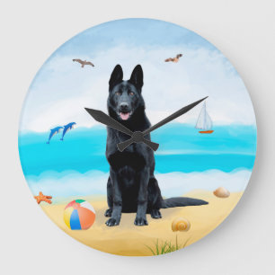 Schwarzer Schäferhund am Strand Große Wanduhr