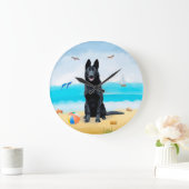 Schwarzer Schäferhund am Strand Große Wanduhr (Zuhause)
