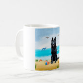 Schwarzer Schäferhund am Strand Kaffeetasse (Vorderseite Links)