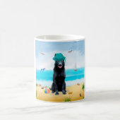 Schwarzer Schäferhund am Strand Kaffeetasse (Mittel)