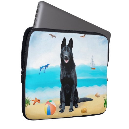 Schwarzer Schäferhund am Strand Laptopschutzhülle (Vorne Rechts)