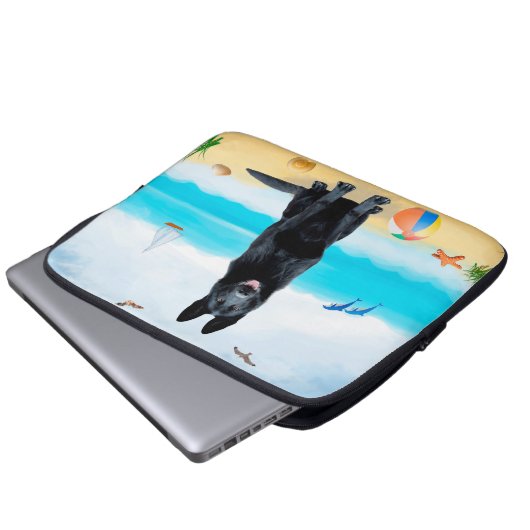 Schwarzer Schäferhund am Strand Laptopschutzhülle (Vorne Knopf)