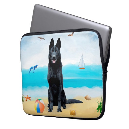 Schwarzer Schäferhund am Strand Laptopschutzhülle (Vorderseite Links)