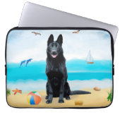 Schwarzer Schäferhund am Strand Laptopschutzhülle (Vorderseite)