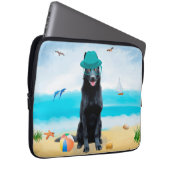 Schwarzer Schäferhund am Strand Laptopschutzhülle (Vorne Rechts)