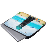 Schwarzer Schäferhund am Strand Laptopschutzhülle (Vorne Knopf)
