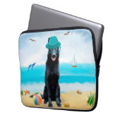 Schwarzer Schäferhund am Strand Laptopschutzhülle (Vorderseite Links)