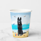 Schwarzer Schäferhund am Strand Pappbecher (Rückseite)