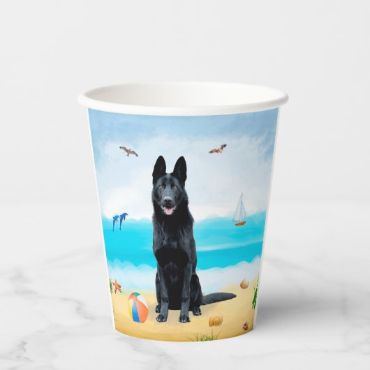 Schwarzer Schäferhund am Strand Pappbecher (Vorderseite)