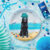 Schwarzer Schäferhund am Strand Pappteller (Party)