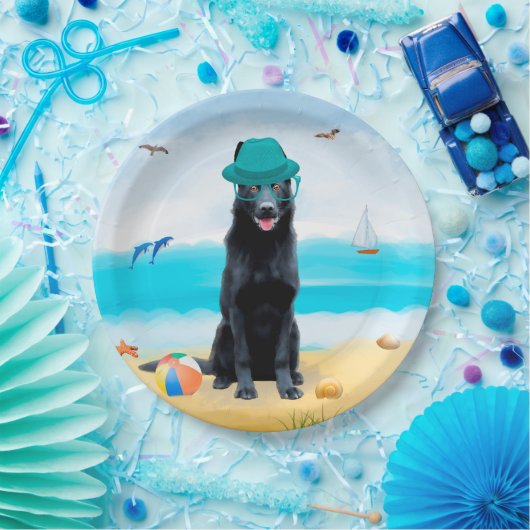 Schwarzer Schäferhund am Strand Pappteller (Party)
