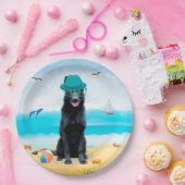 Schwarzer Schäferhund am Strand Pappteller (Party)