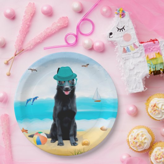 Schwarzer Schäferhund am Strand Pappteller (Party)