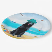 Schwarzer Schäferhund am Strand Pappteller (Schrägansicht)