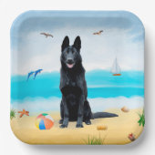 Schwarzer Schäferhund am Strand Pappteller (Vorderseite)