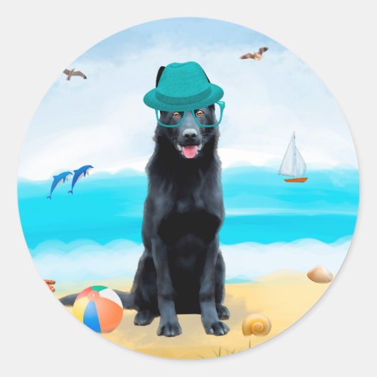 Schwarzer Schäferhund am Strand Runder Aufkleber (Vorderseite)