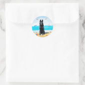 Schwarzer Schäferhund am Strand Runder Aufkleber (Tasche)