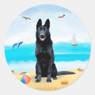 Schwarzer Schäferhund am Strand Runder Aufkleber