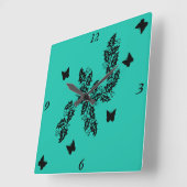 Schwarzer Schmetterling auf Grün Quadratische Wanduhr (Winkel)
