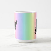 Schwarzer Schmetterling auf Pastell Rainbow Kaffeetasse (Mittel)