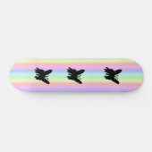 Schwarzer Schmetterling auf Regenbogen Skateboard (Horizontal)