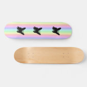 Schwarzer Schmetterling auf Regenbogen Skateboard (Horizontal)