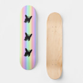 Schwarzer Schmetterling auf Regenbogen Skateboard (Vorderseite)