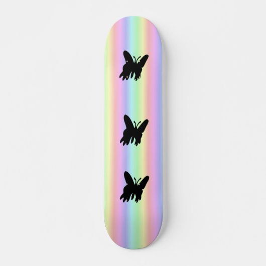 Schwarzer Schmetterling auf Regenbogen Skateboard (Vorne)