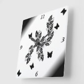 Schwarzer Schmetterling auf schwarz-weiß Quadratische Wanduhr (Winkel)