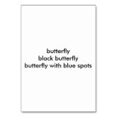 Schwarzer Schmetterling beim Lesen von Taschenkart Tischnummer (Rückseite)