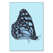 Schwarzer Schmetterling beim Lesen von Taschenkart Tischnummer (Vorderseite)