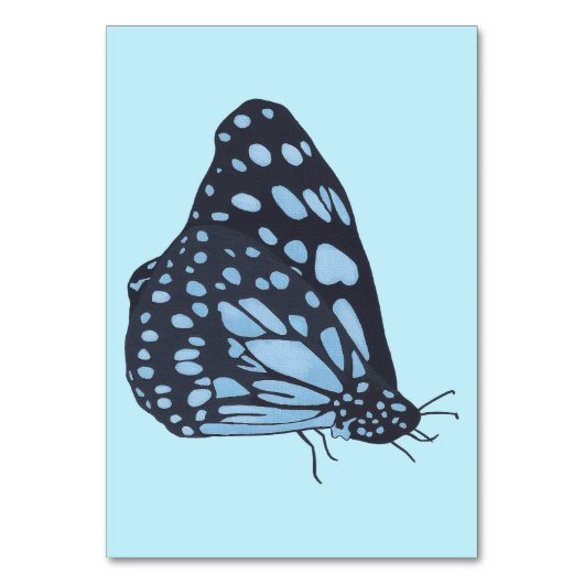 Schwarzer Schmetterling beim Lesen von Taschenkart Tischnummer (Vorderseite)