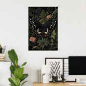 Schwarzer Schmetterling im dunklen Blumengarten, m Poster (Heimbüro)