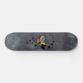 Schwarzer Schmetterling im Regenbogenherz Skateboard (Horizontal)