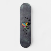 Schwarzer Schmetterling im Regenbogenherz Skateboard (Vorderseite)