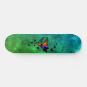 Schwarzer Schmetterling im Regenbogenherz Skateboard (Horizontal)