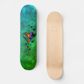 Schwarzer Schmetterling im Regenbogenherz Skateboard (Vorderseite)