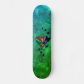 Schwarzer Schmetterling im Regenbogenherz Skateboard (Vorderseite)