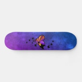 Schwarzer Schmetterling im Regenbogenherz Skateboard (Horizontal)