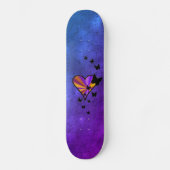 Schwarzer Schmetterling im Regenbogenherz Skateboard (Vorderseite)