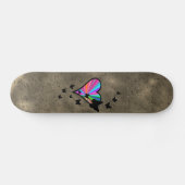 Schwarzer Schmetterling im Regenbogenherz Skateboard (Horizontal)