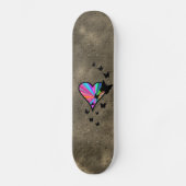 Schwarzer Schmetterling im Regenbogenherz Skateboard (Vorderseite)