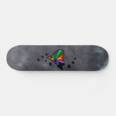 Schwarzer Schmetterling im Regenbogenherz Skateboard (Horizontal)