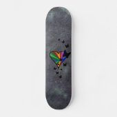 Schwarzer Schmetterling im Regenbogenherz Skateboard (Vorderseite)