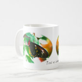 Schwarzer Schmetterling Personalisierte Natur Kaffeetasse (Vorderseite Links)