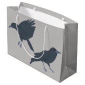 Schwarzer Schnitt auf grauem Personalisiert Große Geschenktüte (Rückseite Schrägansicht)