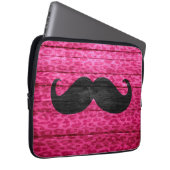 Schwarzer Schnurrbart auf Hot Pink Leopard Holz Laptopschutzhülle (Vorne Rechts)