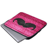 Schwarzer Schnurrbart auf Hot Pink Leopard Holz Laptopschutzhülle (Vorne Knopf)