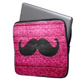 Schwarzer Schnurrbart auf Hot Pink Leopard Holz Laptopschutzhülle (Vorderseite Links)