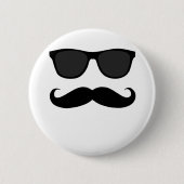 Schwarzer Schnurrbart und Button (Vorderseite)